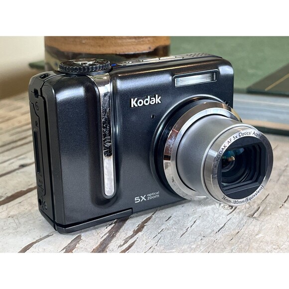 Kodak Other - Kodak EasyShare Z885 8.1MP Digital Camera Complete W/Battery, Charger & Case